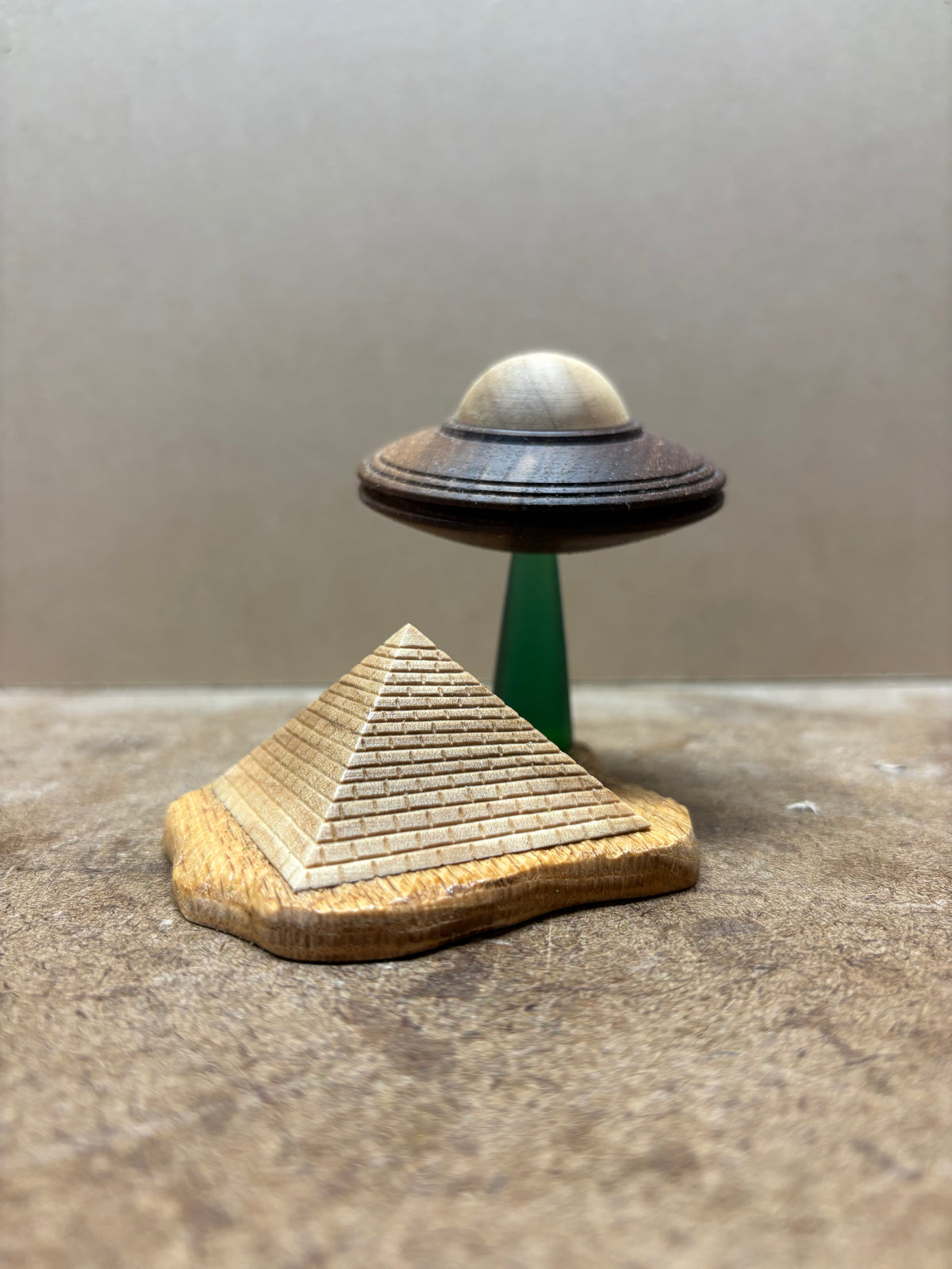UFO visits the Pyramids