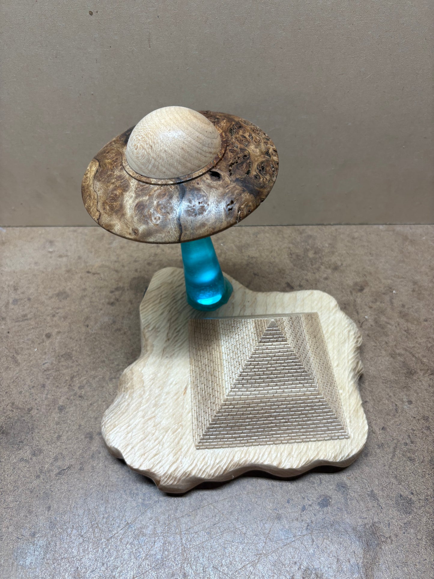 Burly UFO over Giant Pyramid