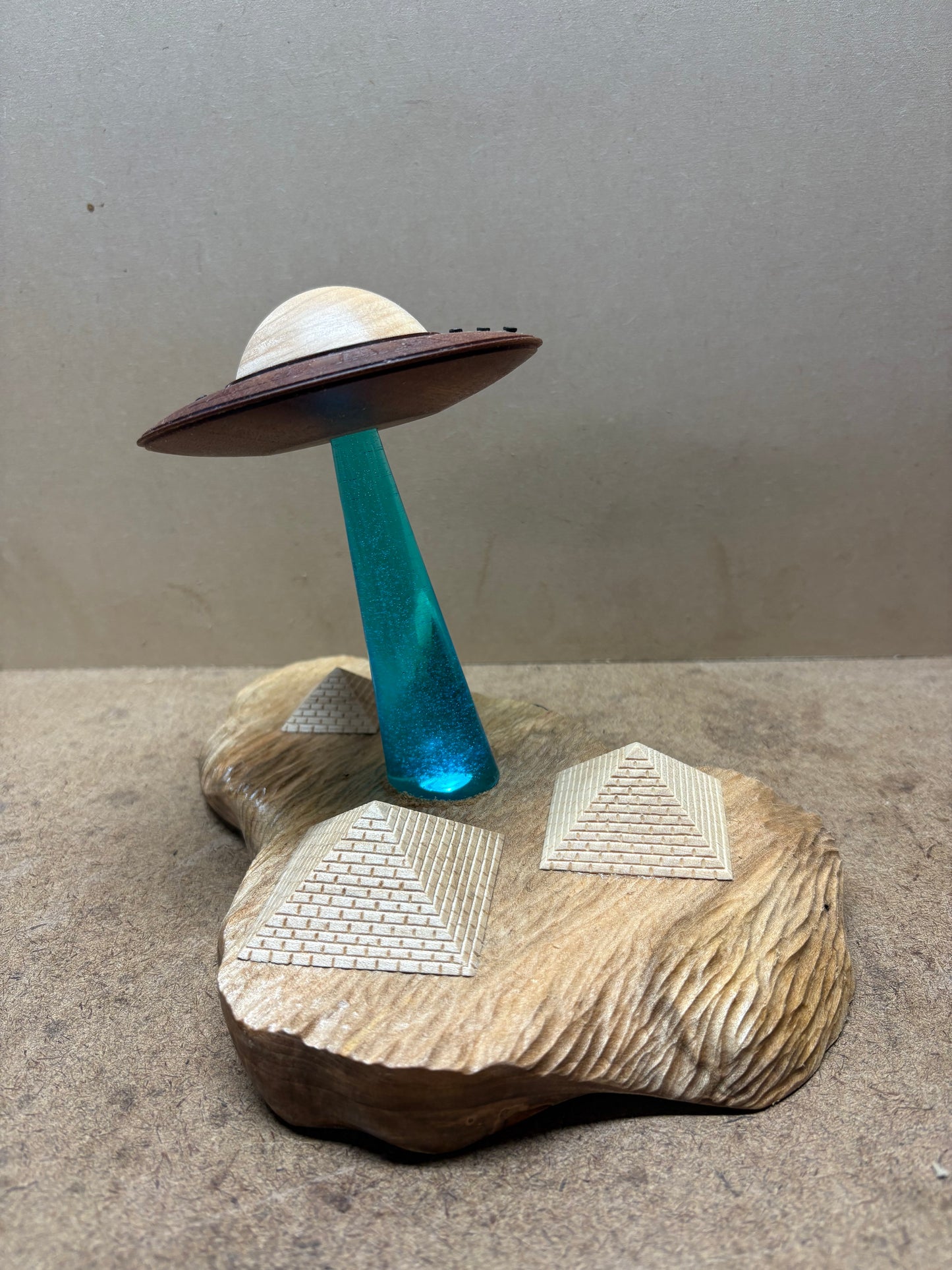Saucers over Giza