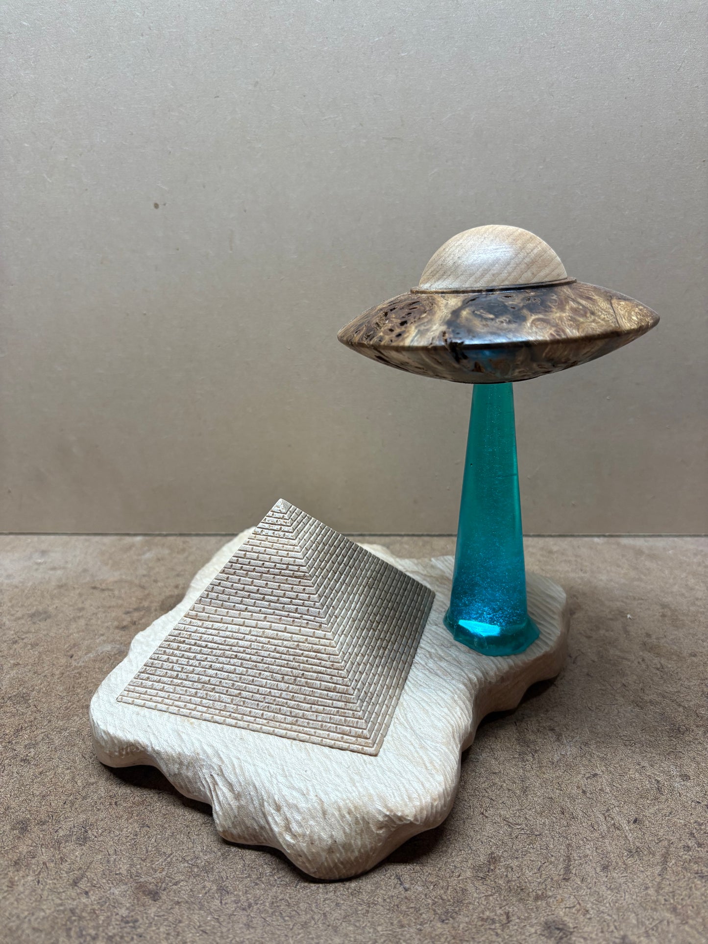 Burly UFO over Giant Pyramid