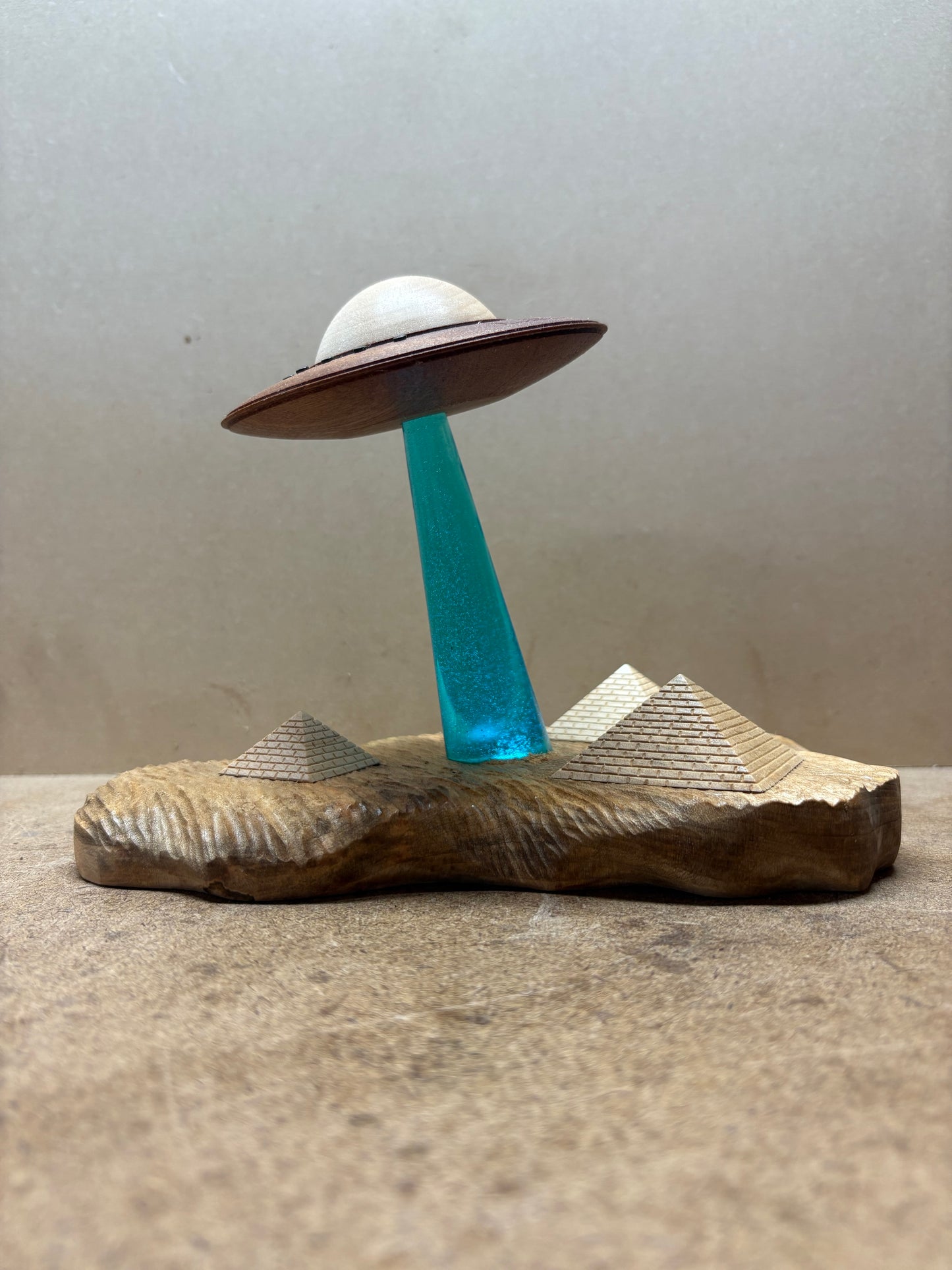 Saucers over Giza