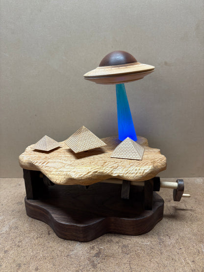 Mechanical UFO over the Pyramids