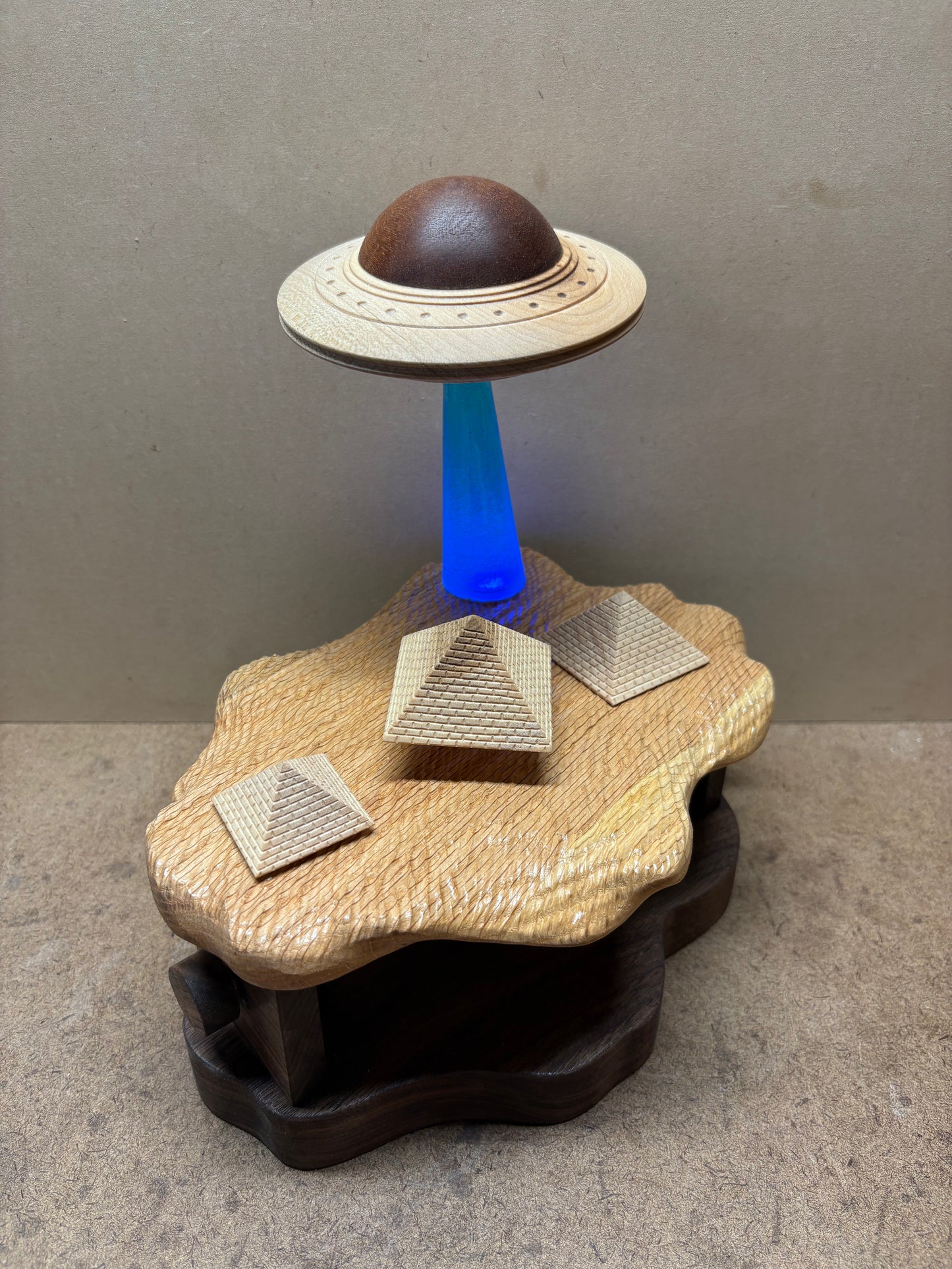 Mechanical UFO over the Pyramids