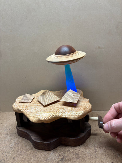 Mechanical UFO over the Pyramids