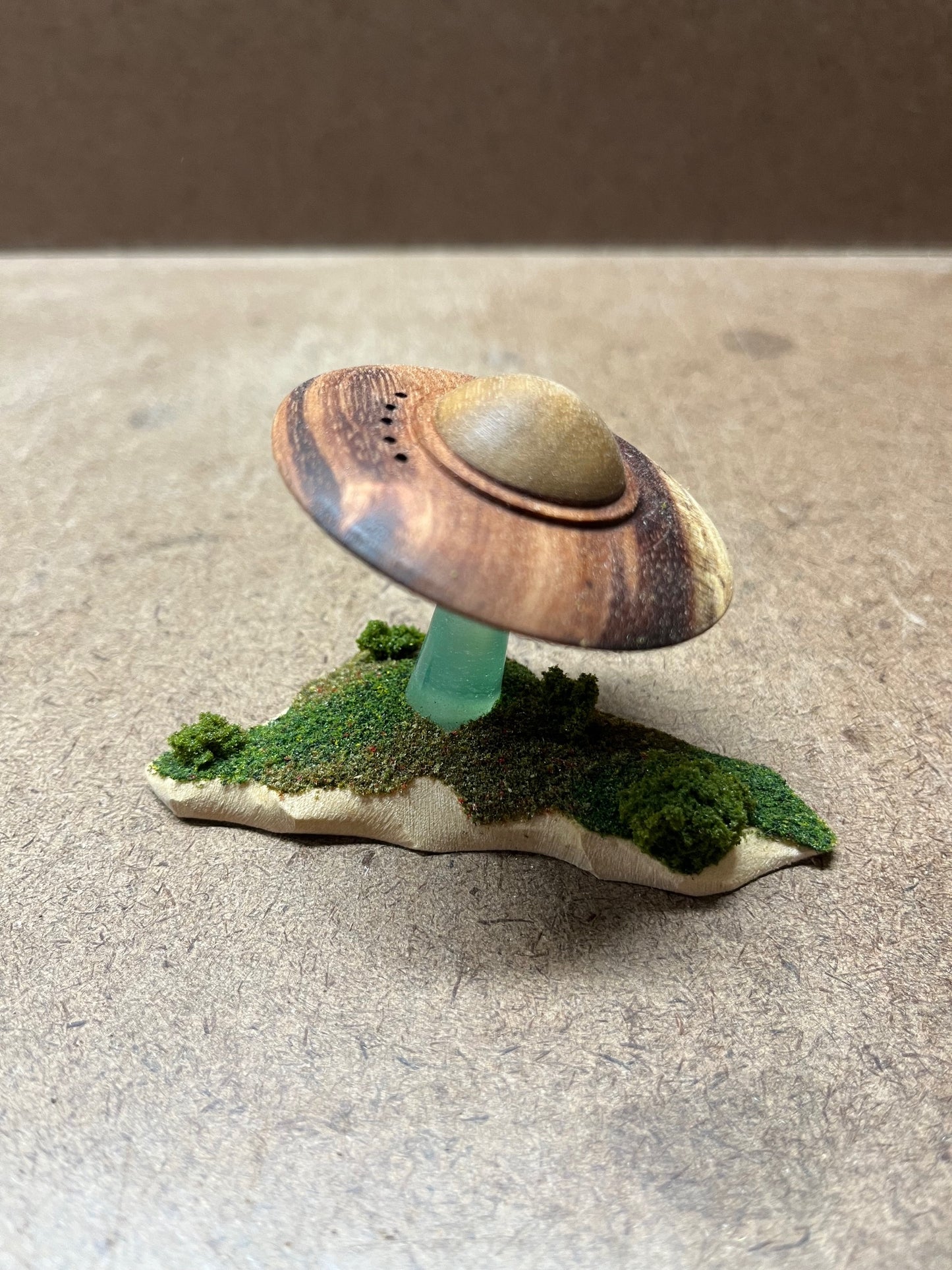 Mini UFO (with base)